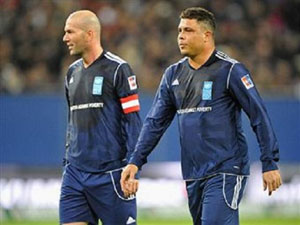 زيدان ورونالدو ورفاقهما يفوزون في مباراة "ضد الفقر"