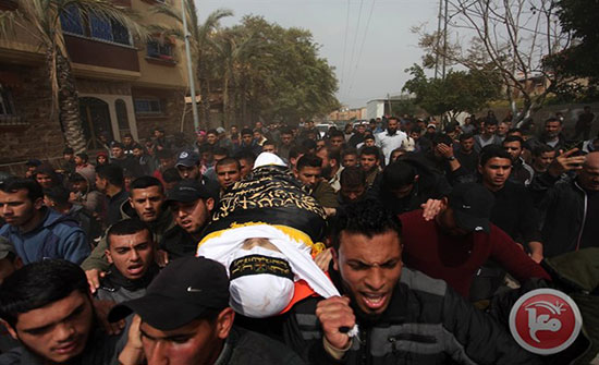 (صور) وسط حالة من الغضب.. غزة تشيع جثماني شهيدين