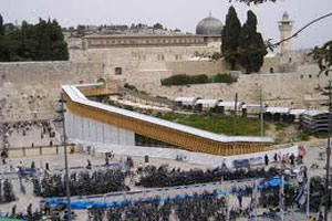 الخارجية تقول ان إعادة فتح الجسر الخشبي المؤدي لباب المغاربة ربما يكون امرا ايجابيا الخارجية تقول ان إعادة فتح الجسر الخشبي المؤدي لباب المغاربة ربما يكون امرا ايجابيا
