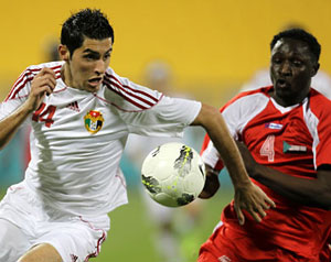 الكويت تهزم عمان بقدم العرب 