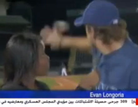لاعب ينقذ مذيعة بطريقة لا تصدق
