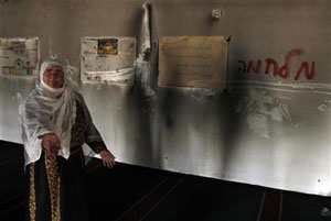 مستوطنون يهود يحرقون مسجدا ويتحدون نتنياهو