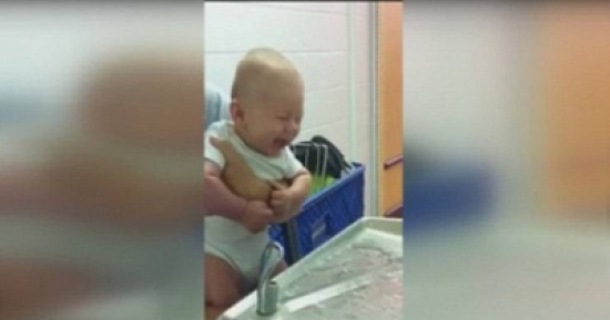 فيديو| شاهدوا السبب الذي دفع هذا الرضيع إلى الضحك بشكل هستيري!