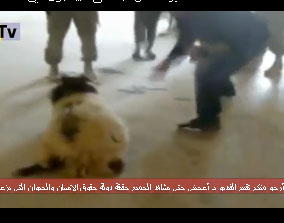 جندي أمريكي يقتل خروف ضربًا بعصى البيسبول في أفغانستان