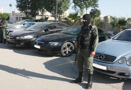 ضبط 17 سيارة مسروقة في أرض تابعة لشخصية نافذة في عمان 