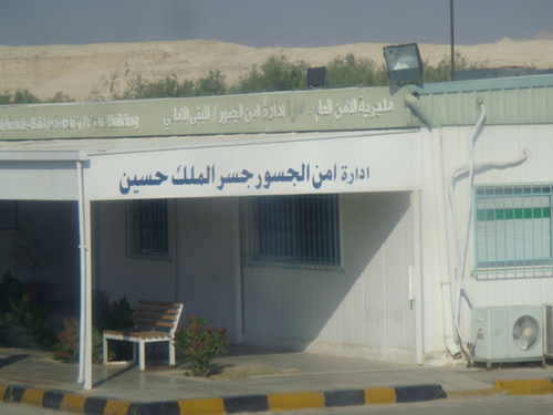 حركة المسافرين والشحن عبر جسر الملك حسين