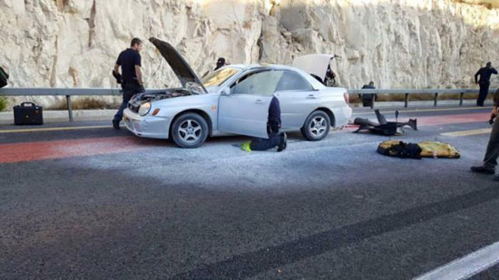 بالصور : اصابة جندي اسرائيلي اثناء محاولة فلسطينية تفجير سيارة بالصور : اصابة جندي اسرائيلي اثناء محاولة فلسطينية تفجير سيارة