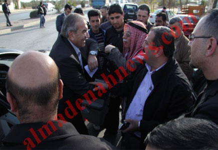 ابو السمن يبتدع اسلوباً جديداً في زيارة الرمثا ويغضب نوابها ( صور )