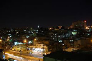 ازعر يطلق النار على شخص في النصر ويحرق حاويات النفايات
