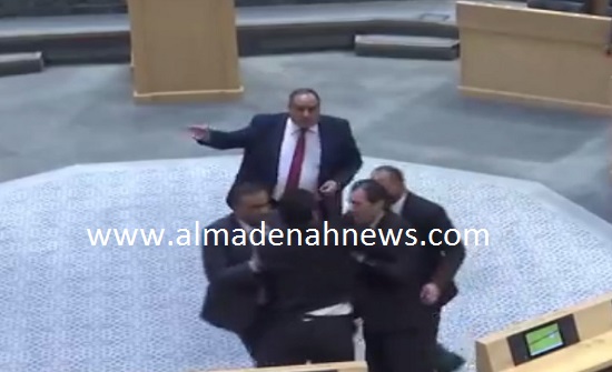 مواطن يقفز من شرفة "النواب" الى داخل القبة ويتوجه الى الرزاز مواطن يقفز من شرفة "النواب" الى داخل القبة ويتوجه الى الرزاز