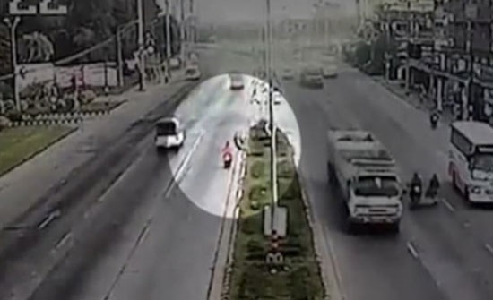 شاهد.. مصرع سائقة موتوسيكل بسبب "عجل" طائر شاهد.. مصرع سائقة موتوسيكل بسبب "عجل" طائر