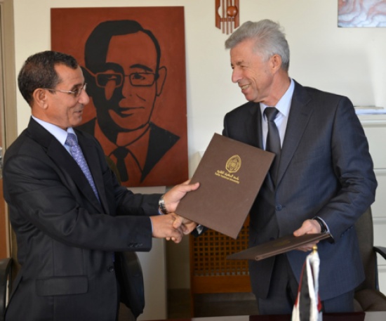 العبادي يوقع اتفاقية مع جامعة kremenchuk الاوكرانية