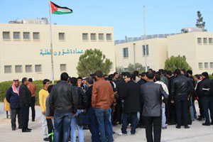 ائتلاف طلبة آل البيت يعتصمون مطالبين باستقالة عميد شؤون الطلبة (صور)