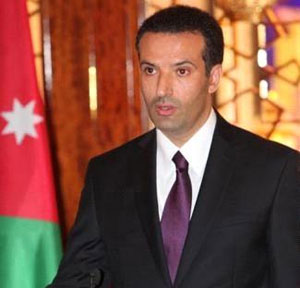 وزير السياحة يضيئ شجرة عيد الميلاد في الحصن  