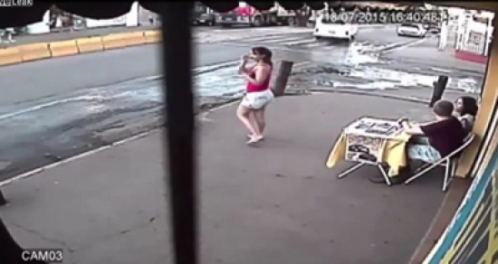 شاهد.. رد فعل غريب لفتاة كادت أن تفقد حياتها