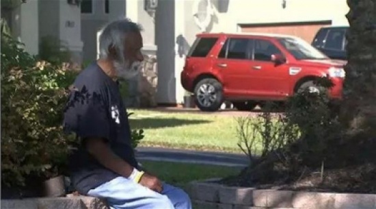 ستيني يعيش في الشارع بعدما طردته زوجته من قصره الفاخر