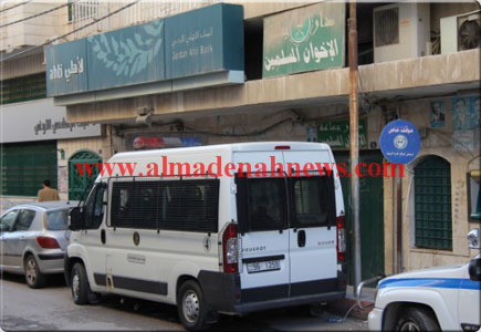 تواجد امني مكثف في محيط مقرات حزب جبهة العمل في المحافظات بعد تهديدات باحراقها ( صور ) تواجد امني مكثف في محيط مقرات حزب جبهة العمل في المحافظات بعد تهديدات باحراقها ( صور )