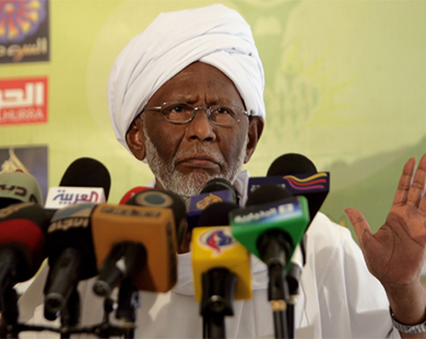 الترابي يتوقع ثورة وشيكة بالسودان الترابي يتوقع ثورة وشيكة بالسودان
