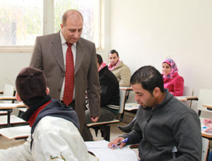 الطراوانة يتفقد قاعات الامتحان الشامل في كلية الكرك الجامعية 