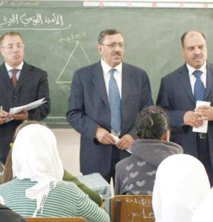 وزير التربية يتفقد قاعات امتحان الثانوية في الزرقاء والرصيفة