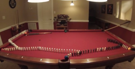 فيديو: خدعة مميزة تجمع بين الدومينو والبلياردو