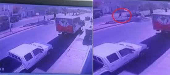 شاهد..شخص يطير في الهواء عدة أمتار بعد أن صدمته سيارة مسرعة