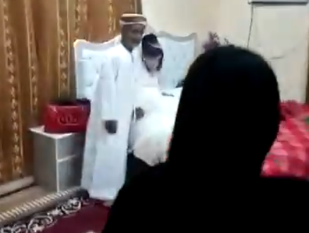 مسن عُماني يدخل القفص الذهبي بعد عزوفه عن الزواج 76 عاما “شاهد” مسن عُماني يدخل القفص الذهبي بعد عزوفه عن الزواج 76 عاما “شاهد”
