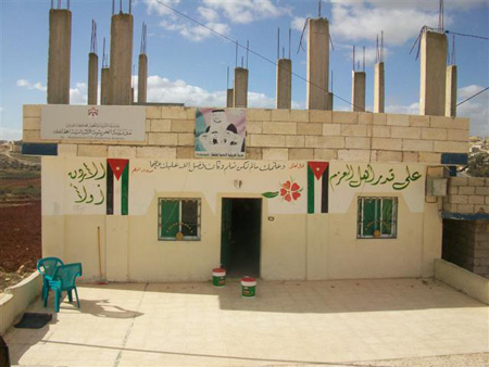 شباب جرش يغرسون روح التطوع والانتماء لطلبة مدرسة الخريشية المختلطة 