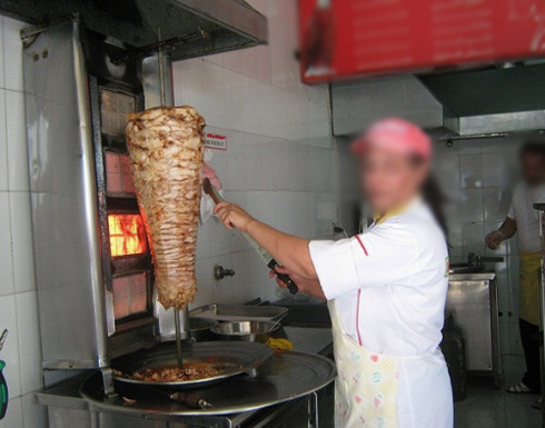 إربد : مطعم يخلط اللحوم ويضع حجارة في الشاورما