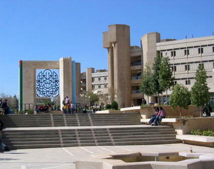 طالب في التكنولوجيا يضع المسدس في رأسه إن لم ترفع الدكتورة علامته طالب في التكنولوجيا يضع المسدس في رأسه إن لم ترفع الدكتورة علامته