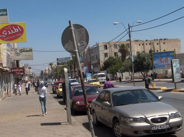 موظفة بنك في اربد تزوّر توقيع عميل وتسحب مبلغ 7 آلاف دينار 