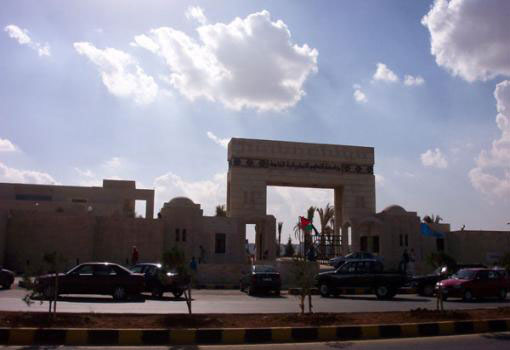 طلبة " العلوم التطبيقية " يعتصمون تضامنا مع زملائهم المحالين للتحقيق طلبة " العلوم التطبيقية " يعتصمون تضامنا مع زملائهم المحالين للتحقيق