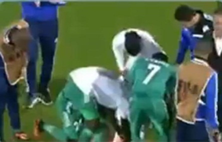 تصرف غريب للاعبي «الرجاء» المغربي بتهافتهم للحصول على حذاء «رونالدينيو»!