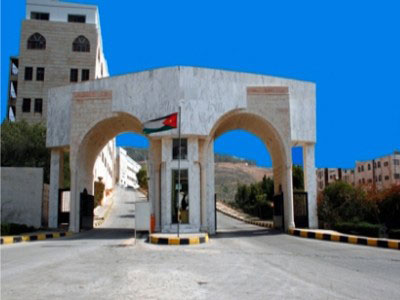 دوام الإداريين في جامعة جرش من الثامنة صباحاً وحتى الثالثة عصراً 