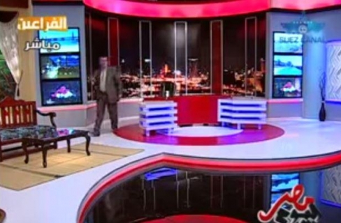 فيديو : عكاشة يسب فريق برنامجه ويشبههم "بالحمير والغنم "