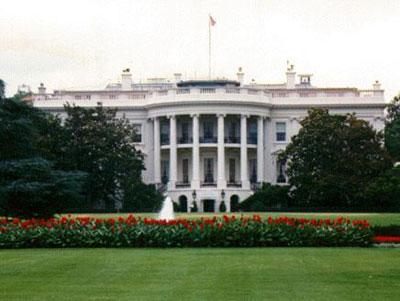 محتجون يلقون قنبلة دخان عبر سور البيت الابيض في واشنطن