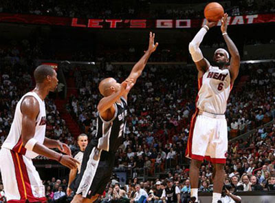 جايمس يقود ميامي هيت إلى فوز مثير  