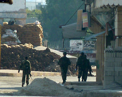 قصف متواصل بحمص وتعزيزات بدرعا