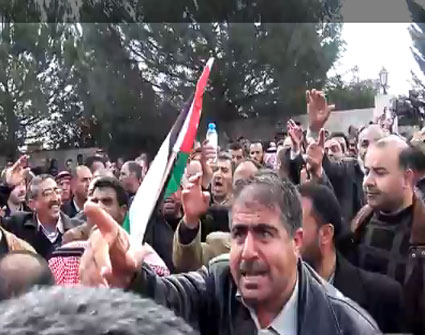 المتقاعدون العسكريون يطردون احمد عويدي العبادي في اعتصام رئاسة الوزراء ( فيديو ) المتقاعدون العسكريون يطردون احمد عويدي العبادي في اعتصام رئاسة الوزراء ( فيديو )