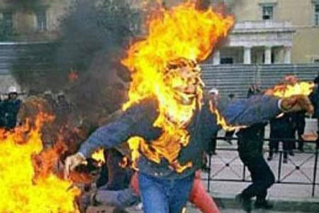 المغاربة الجامعيون الخمسة  احرقوا انفسهم ( شاهدوا الفيديو )