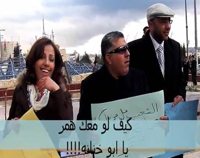 متظاهرون يتهكمون على مواطن ( فيديو ) متظاهرون يتهكمون على مواطن ( فيديو )