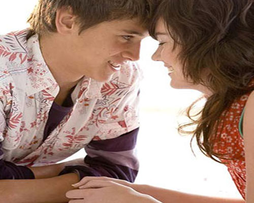 خمس إشارات تكشف لك إعجاب الرجل بك