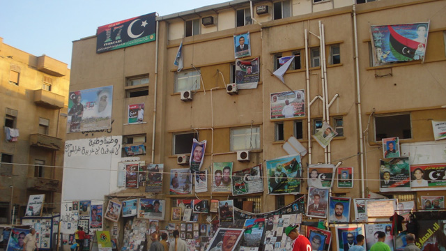 إلقاء قنبلة على مقر الانتقالي الليبي في بنغازي