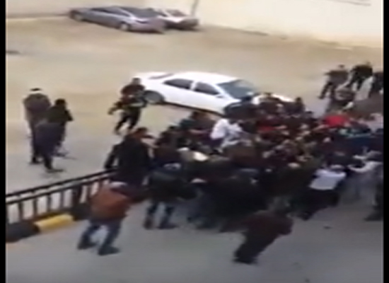 بالفيديو: لحظة القبض على أحد المسلحين في الكرك