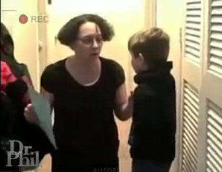 فضيع أم تعذب إبنها