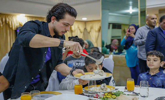 صور : ولي العهد يشارك مجموعة من الأيتام تناول الإفطار