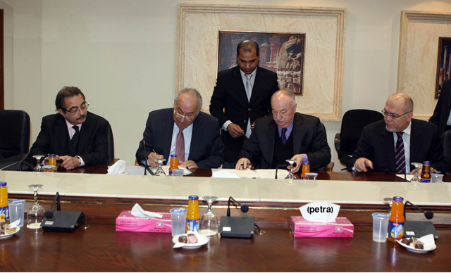 الاشغال والصندوق الكويتي للتنمية يوقعان اتفاقية لإعادة تأهيل طريق المفرق- الكرامة 