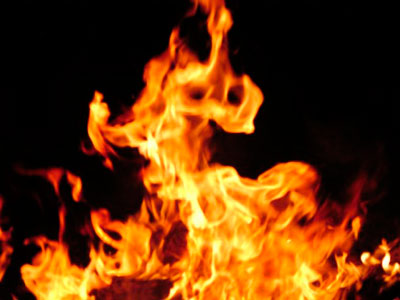 مدفأة تتسبب بحريق منزل في صخرة 