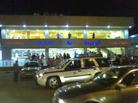 مازدا قديمة تضرب سيارة تاكسي وتلوذ بالفرار