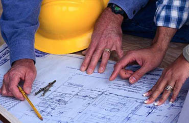 مهندسون يعتصمون امام الديوان الملكي احتجاجا على هيكلة الرواتب  